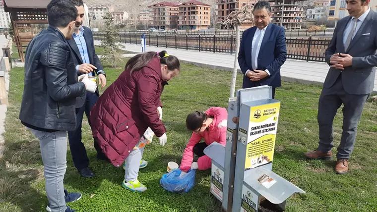 Bayburt’ta özel eğitim öğrencileri sokak hayvanlarını unutmadı