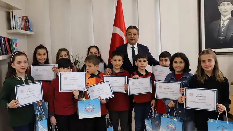 ‘Minik Eller Tasarlıyor’ projesinde dereceye giren öğrenciler ödüllendirildi