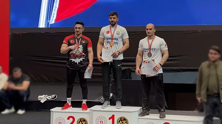 Yusuf Ziya Yıldızoğlu, bilek güreşinde 10. kez Türkiye şampiyonu oldu