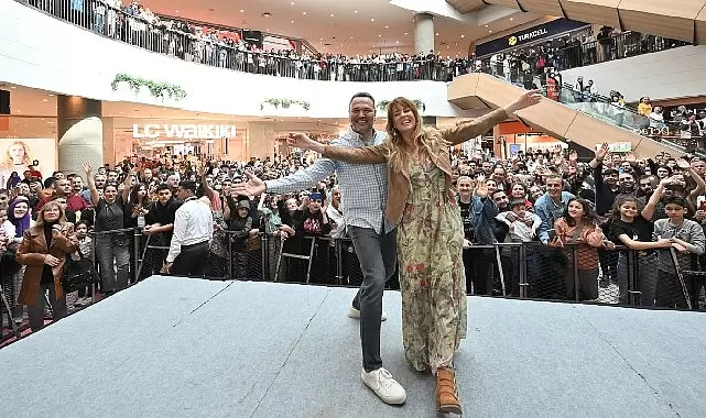 Ali Sunal ve Doğa Rutkay ‘Hava Muhalefeti’ filmi için İzmir’de seyirci ile buluştu