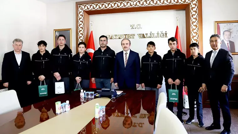 Vali Cüneyt Epcim, ROBOHATİP takımını ödüllendirdi