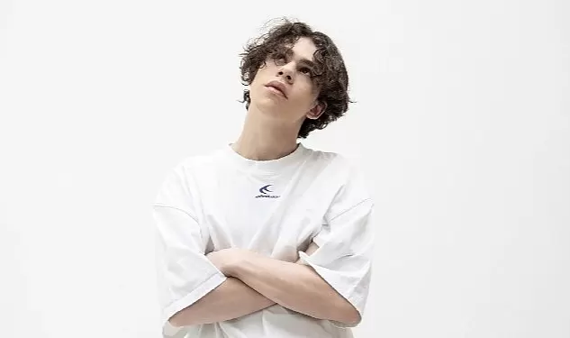 Alper Erözer, “Rezil Herif” şarkısıyla dikkat çekiyor