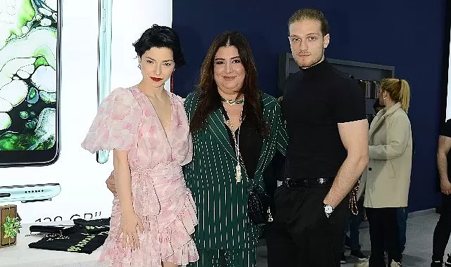 Merve Boluğur’un imza gününde izdiham