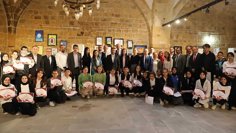 Bayburt’ta öğrenci ve öğretmenlerden ‘Birlikte Sanat’ sergisi