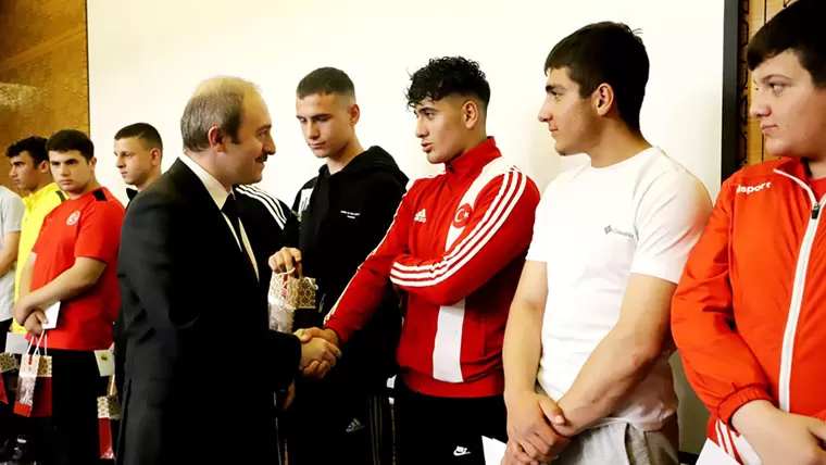 Bayburt’u temsil ederek Türkiye derecesi alan öğrenciler ödüllendirildi