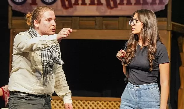 Gaziemirli gençlerden ‘Otogargara’ oyunu