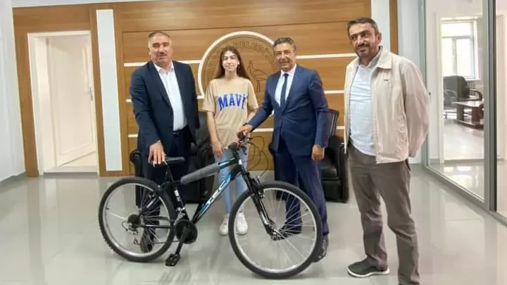 Arpalı Belediyesi’nden öğrencilere tatil hediyesi