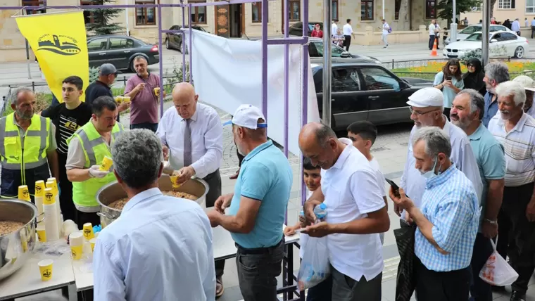 Bayburt Belediyesi, ‘aşure’ ikramında bulundu