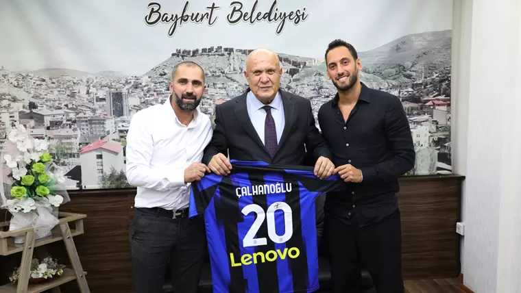 Milli futbolcu Hakan Çalhanoğlu’ndan Başkan Pekmezci’ye ziyaret