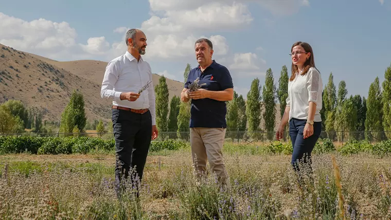 Bayburt Valisi Eldivan’dan üniversitenin tarım uygulama sahalarına ziyaret