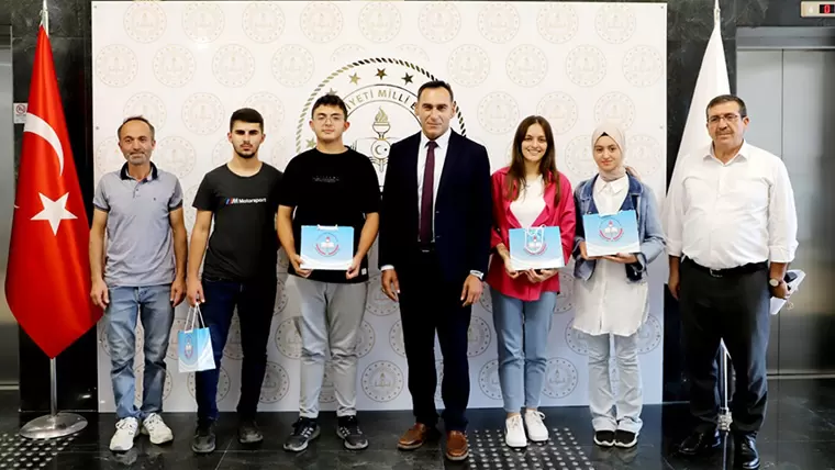 Bayburt’ta YKS’de dereceye giren öğrenciler ödüllendirildi