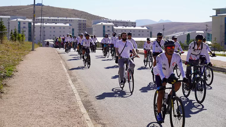 Dede Korkut Bisiklet Festivali’nde sporcular, Bâbertî Külliyesi’nde pedal çevirdi