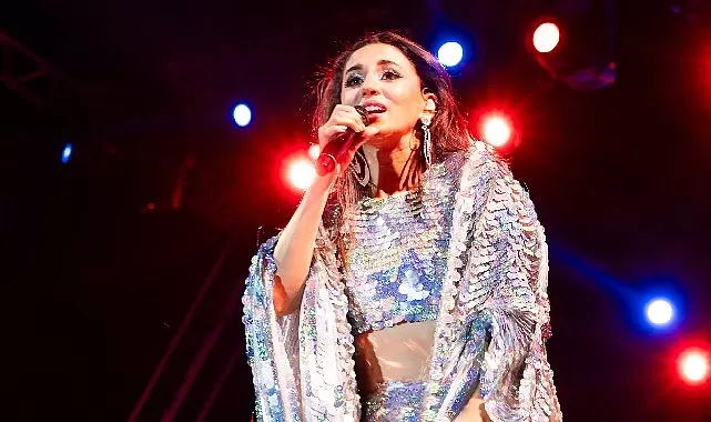 Karsu, İstanbul’un en büyük sahnesi YBY Woods’ta hayranlarını sesiyle mest etti