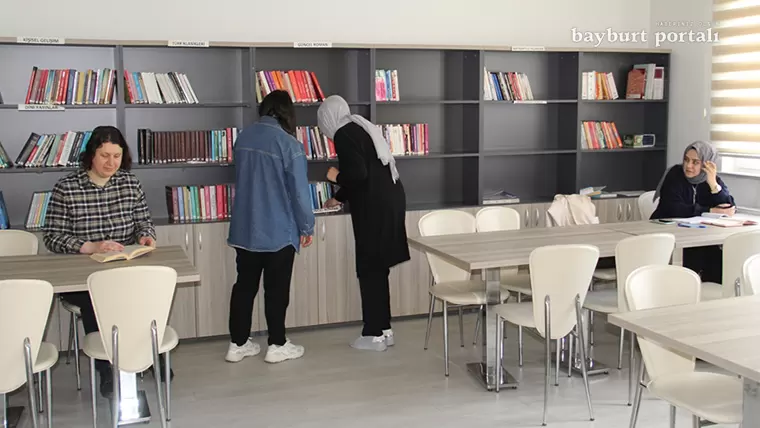 Bayburt Belediyesi Aile Yaşam Merkezi Kütüphanesi, öğrencilerin hizmetinde
