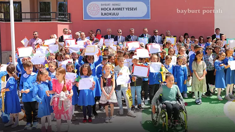 Bayburt’ta 13.618 öğrenci karne heyecanı yaşadı