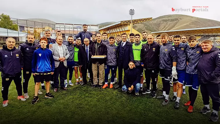 Emniyetten Bayburt Özel İdarespor’a Ayvalık maçı öncesi moral ziyareti
