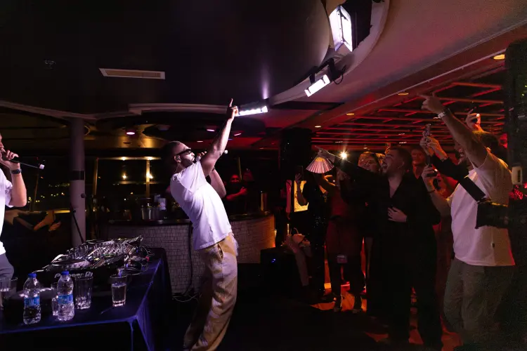 Dubai'deki ilk seferine ışıklar altında kutlama