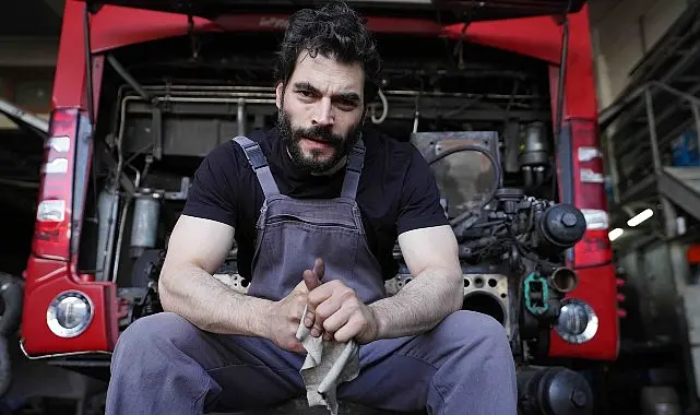 Akın Akınözü ‘Veliaht’taki Karakteri İçin Araba Tamirhanesine Girdi!