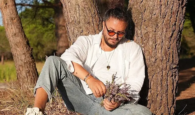 Oyuncu Engin Demircioğlu'ndan Sezen Aksu Coveri 'Yanmışım Sönmüşüm Ben'