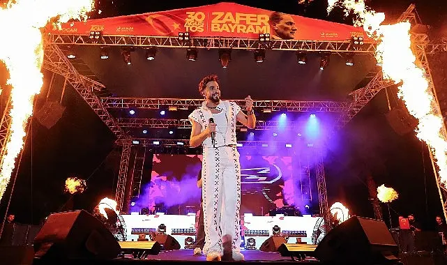 Sefo, Aliağa'da Zafer coşkusunu zirveye taşıdı