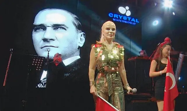 Ömür Gedik konserinde 4 bin Türk bayrağı dağıtıldı