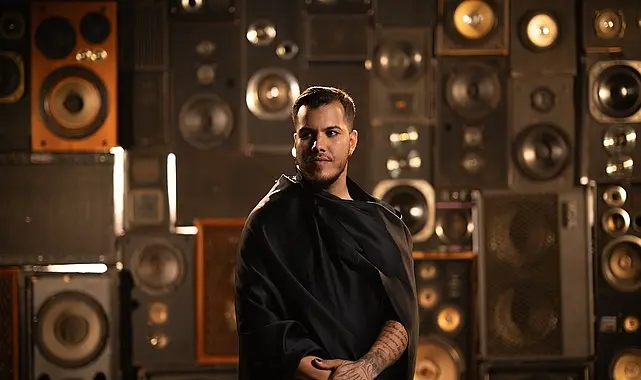 Ozan Kartal'dan geleneksel ritimlere modern yorum: 'Zeibeck In The Desert' yayında!