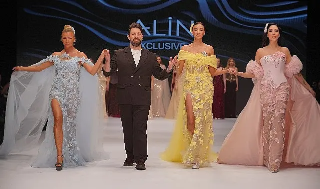 Ünlü mankenlerden net mesaj: 'Bayrağımız Kırmızı Çizgimizdir'